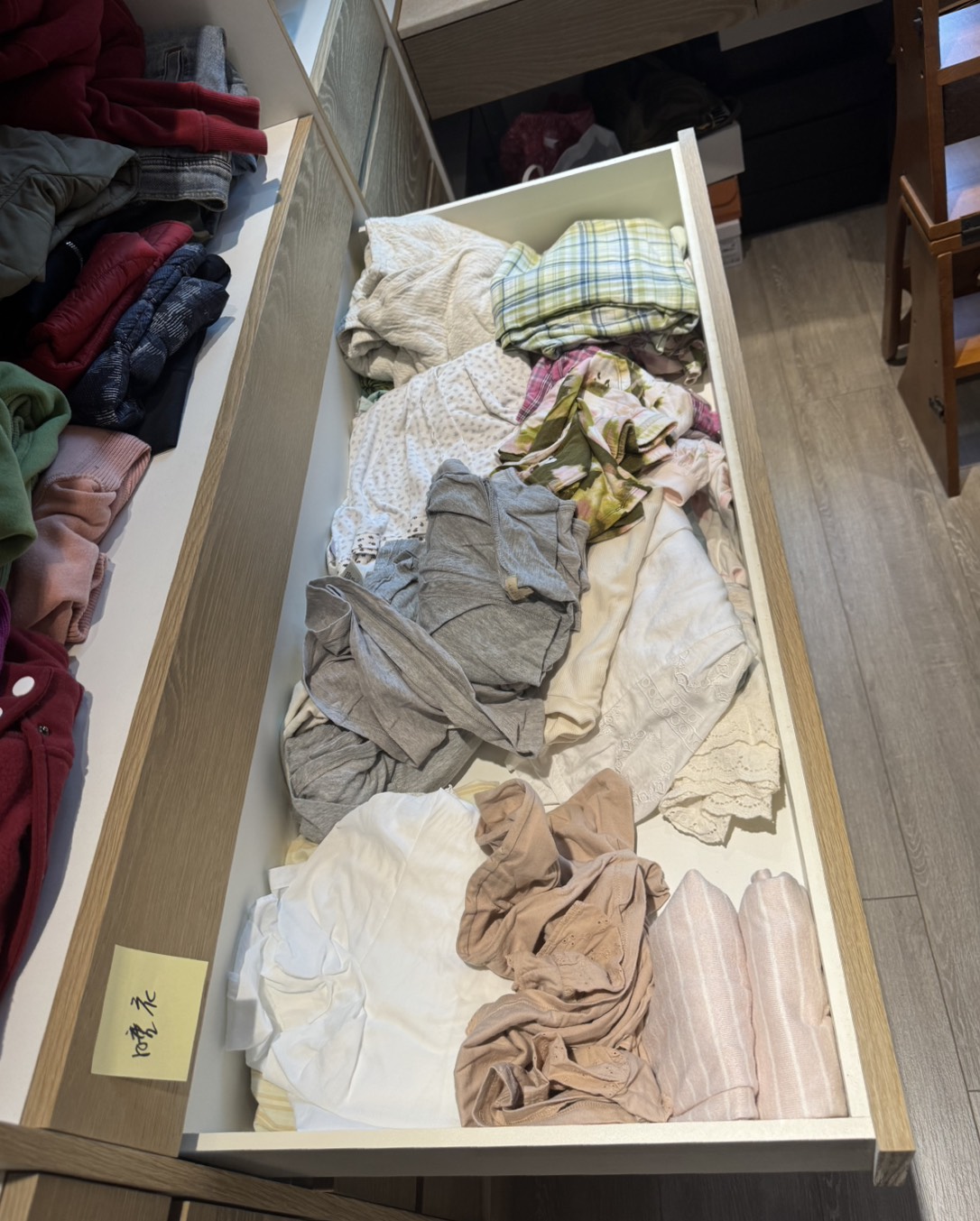 愛淘寶購物的小姐姐 更衣室的睡衣抽屜 整理前